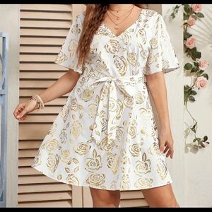 Plus size gilding dress.